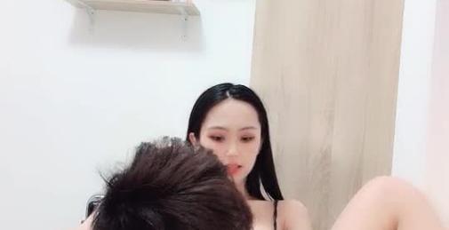 奶水在滴答，一手握不下的骚奶子高颜值哺乳期少妇，口交大鸡巴撅着屁股让小哥舔逼，后入玩着大奶子爆草抽插