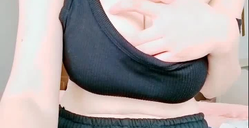 极品美乳眼镜小骚货！白皙皮肤一对豪乳！撩下衣服揉捏晃动，脱裤子假屌磨穴，翘起屁股摆弄