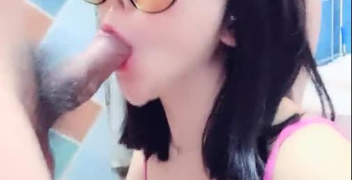 💖 第一女探屌回归带好妹妹一起直播大秀激情4P小哥哥，吃奶玩逼一起舔大鸡巴，让两个小哥在沙发上多体位爆草